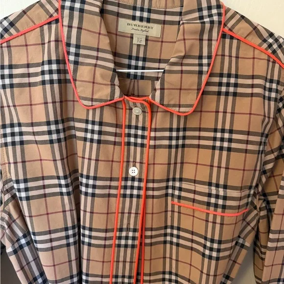 Beautiful authentic Burberry dress runs small it’s like size 6 - Picture 6 of 6